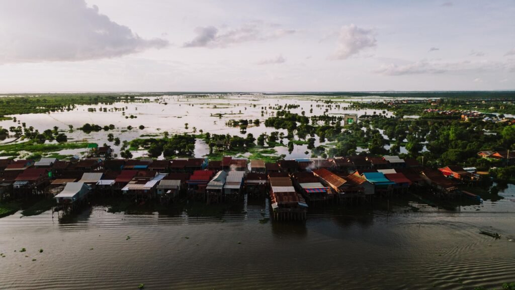 Paalwoningen in Kampong Khleang bij het Tonle Sap-meer