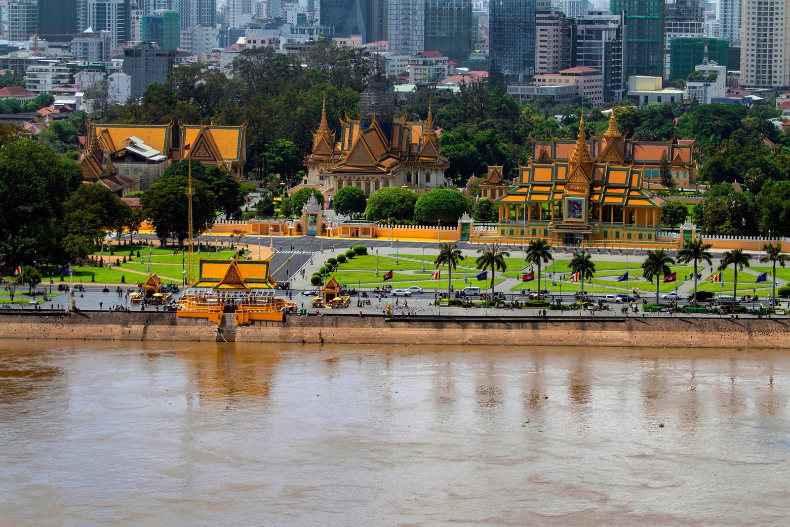 Het Koninklijk Paleis aan de rivier in Phnom Penh