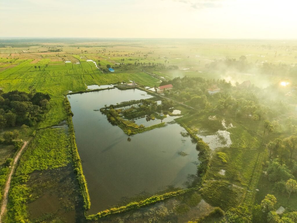 Groen Cambodjaans platteland met vijvers