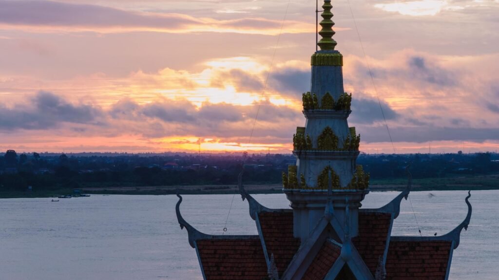 Silhouet van een tempel bij zonsondergang