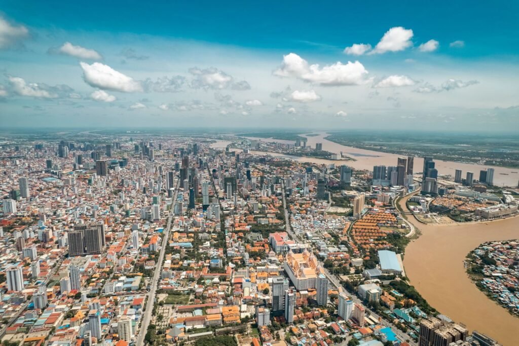 Phnom Penh langs de rivier van bovenaf
