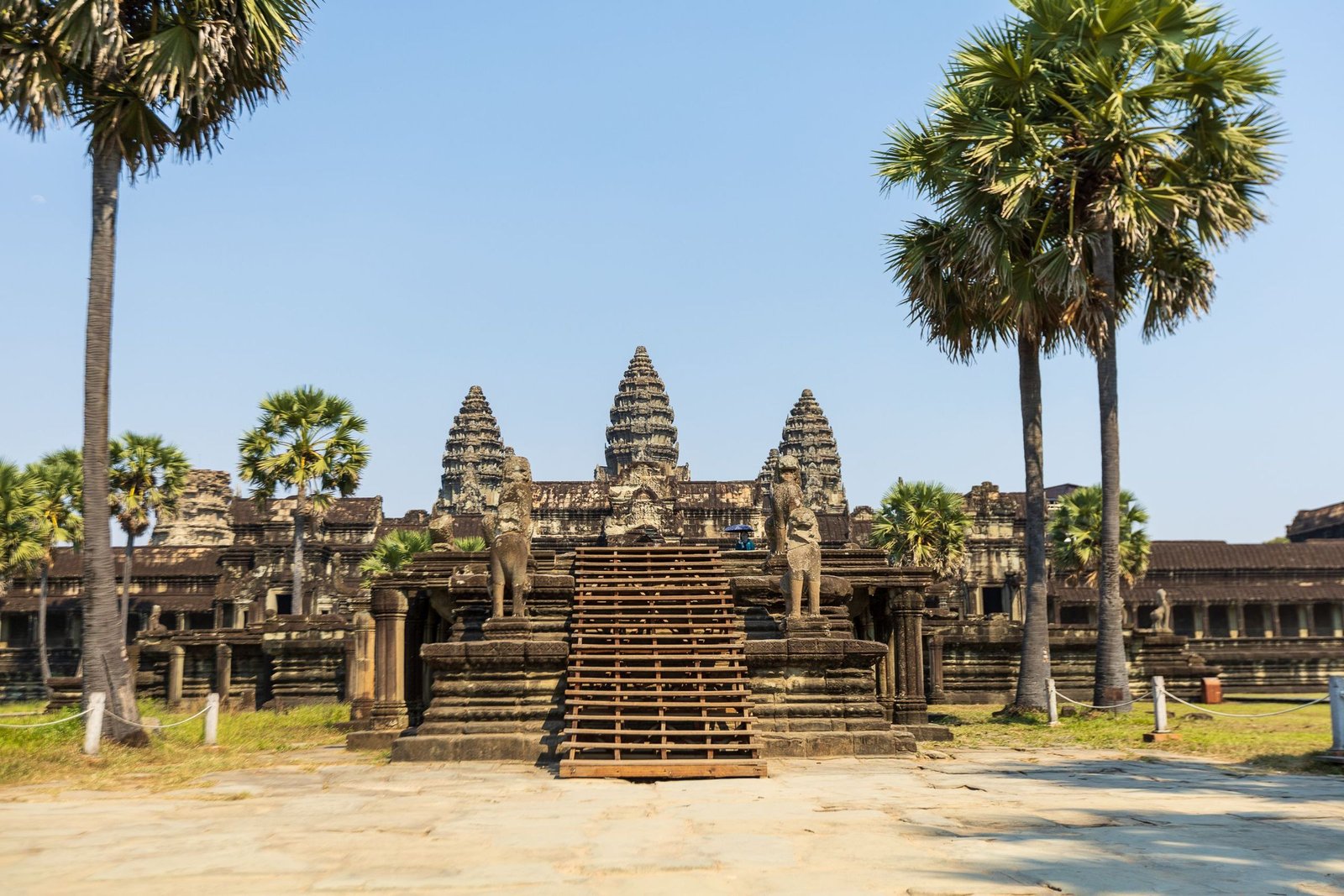 Ingang van Angkor Wat tussen palmbomen