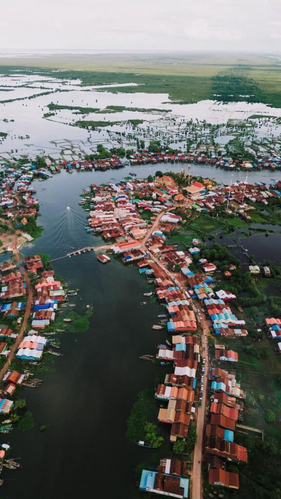 Kampong Khleang op het Tonle Sap-meer van bovenaf