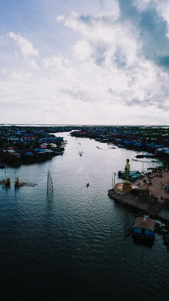 Waterweg bij een dorp aan het Tonle Sap-meer