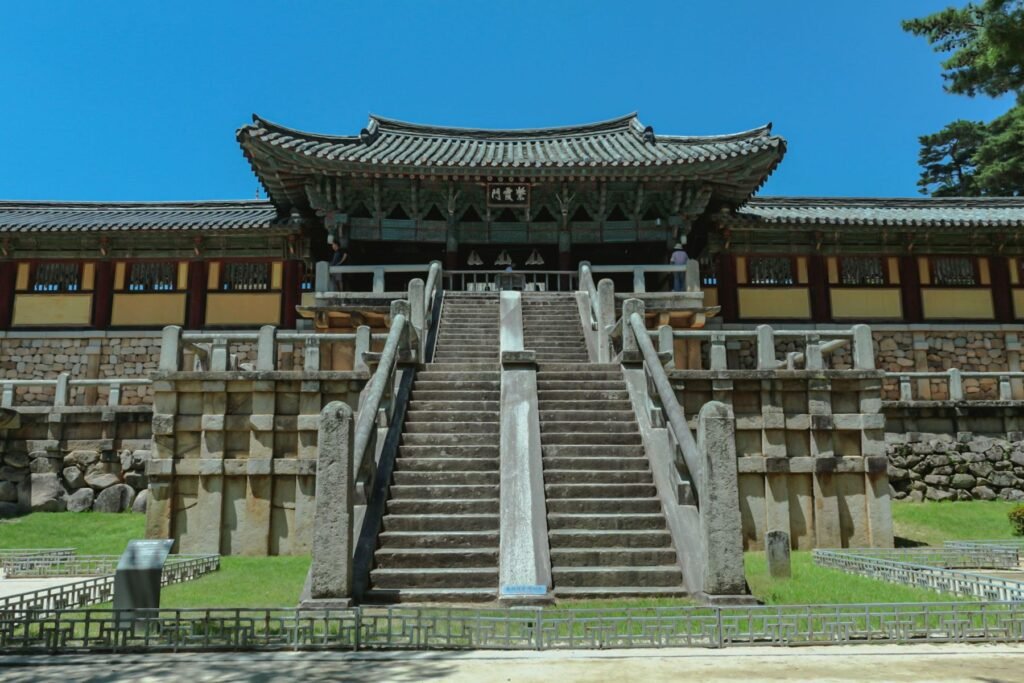 Stenen trappen van de tempel Bulguksa bij Gyeongju