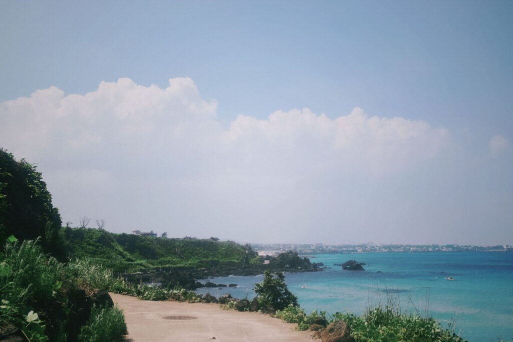Kustpad langs de zee op Jeju