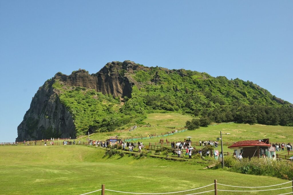 Seongsan Ilchulbong boven groene velden