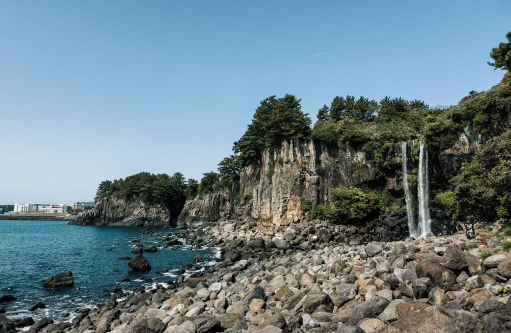 Jeongbang-waterval aan zee op Jeju