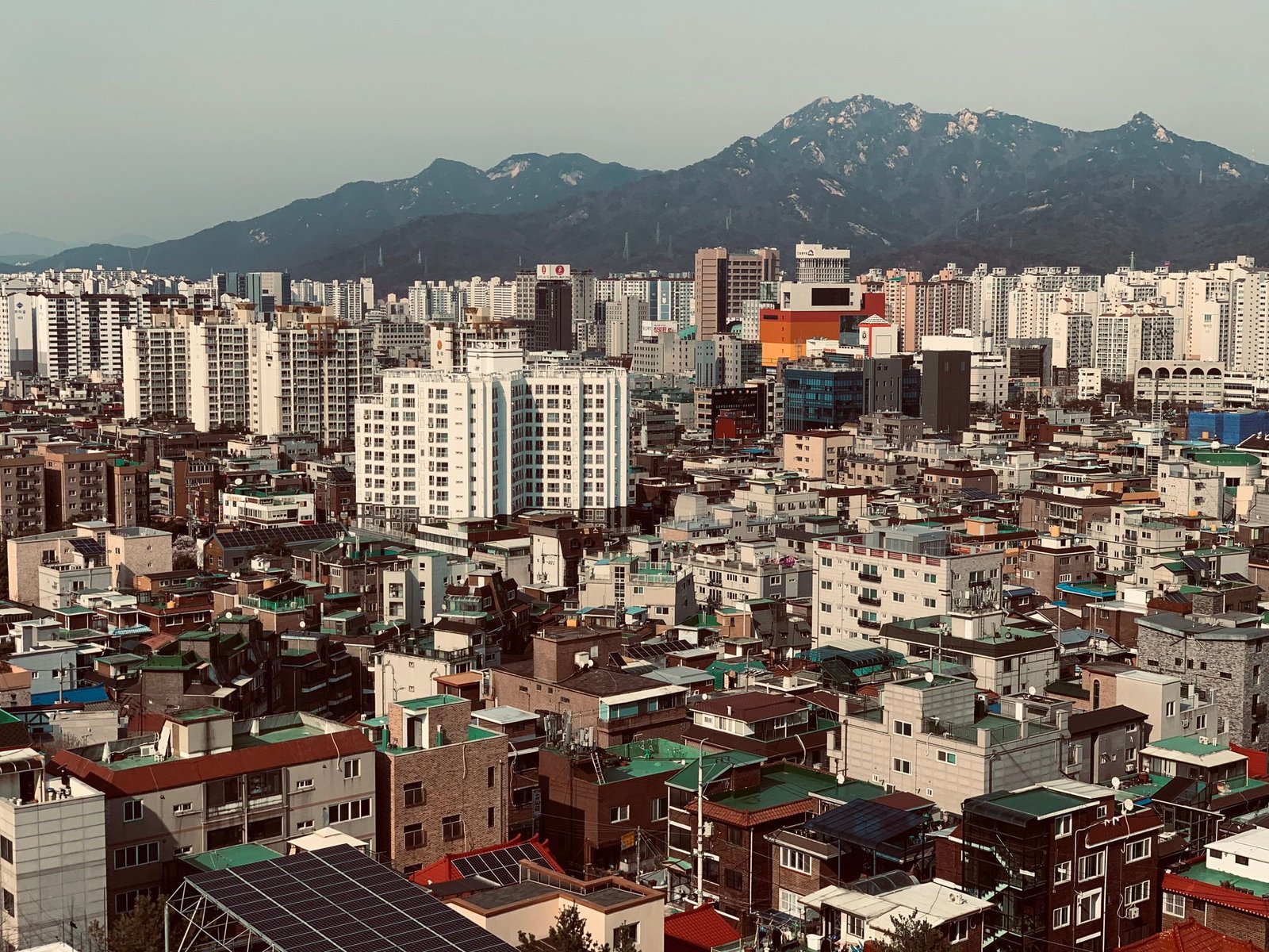 Seoul met de bergen op de achtergrond