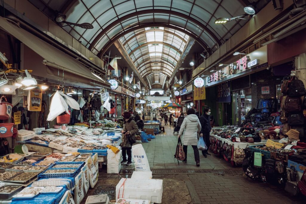 Overdekte markt met kraampjes in Zuid-Korea