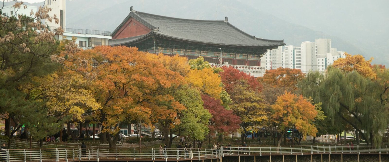 Herfstkleuren rond een paleis in Korea