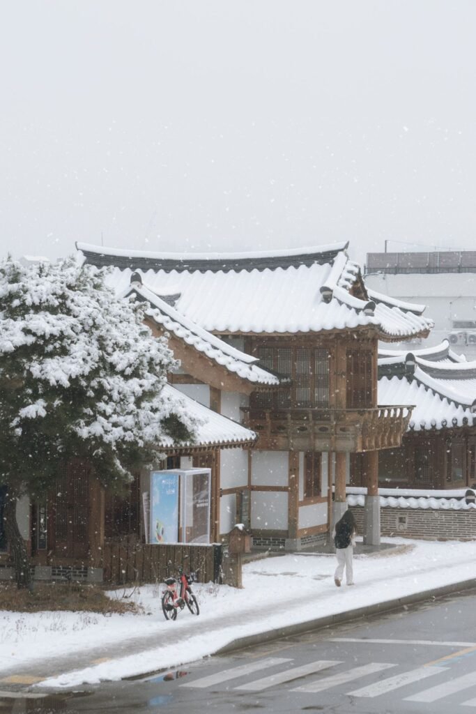 Hanok-huis met sneeuw