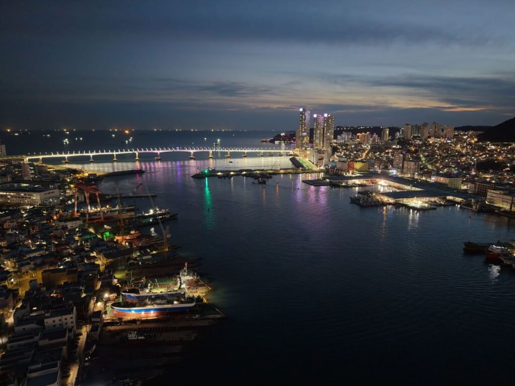 Busan bij avond