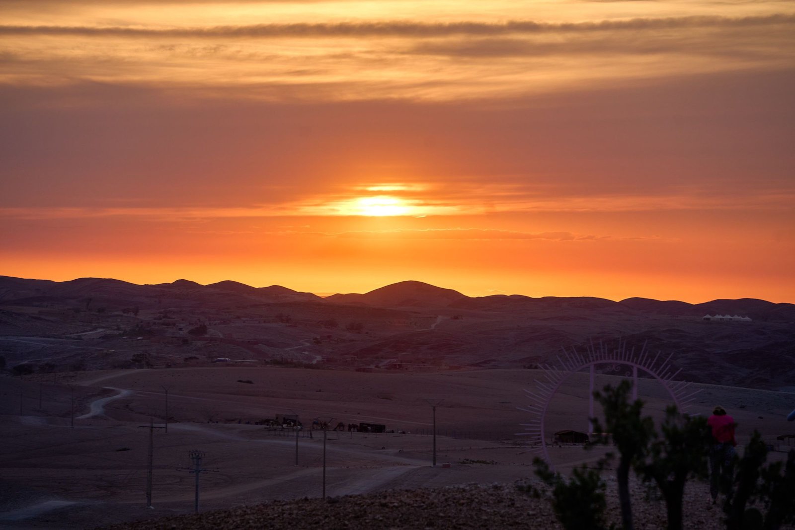 Zonsondergang boven de heuvels van de Agafay-woestijn
