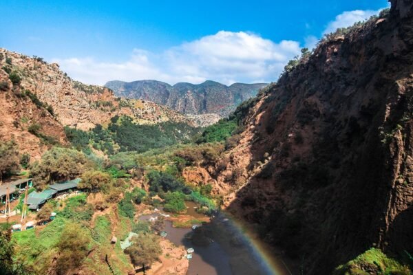 Groene kloof met een regenboog bij de watervallen in de Midden-Atlas