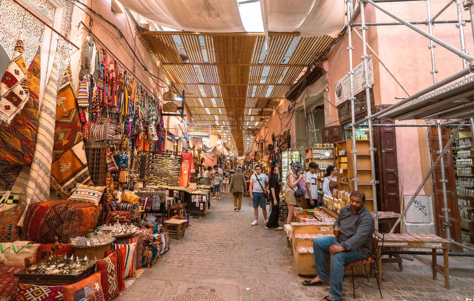 Overdekte souk in Marrakech met tapijten, lampen en leerwaren