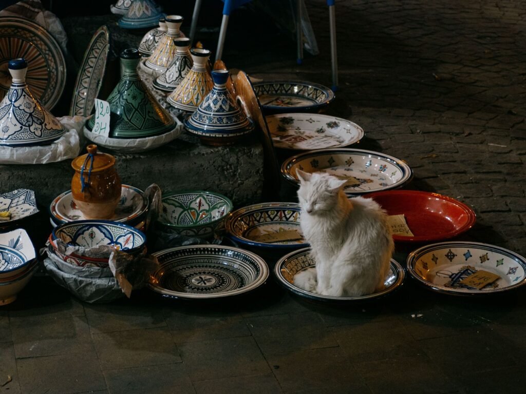 Tajinepotten uitgestald op een marktkraam in Marokko