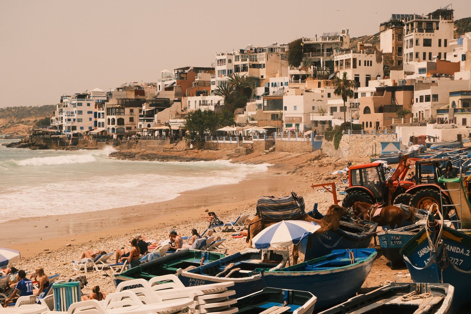 Het dorp Taghazout met vissersboten op het strand aan de Atlantische kust