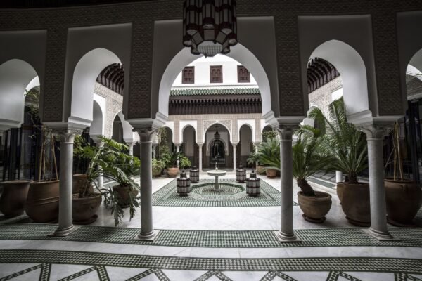 Binnenplaats van een Marokkaans paleis met bogen, zuilen en een fontein