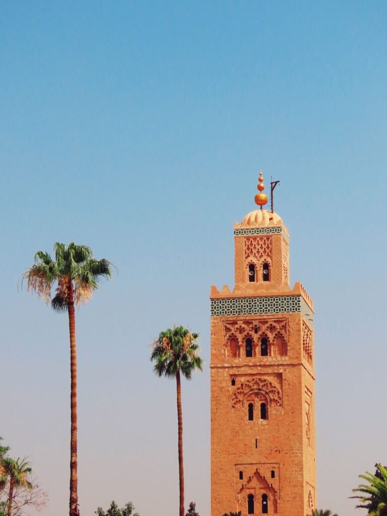 De minaret van de Koutoubia-moskee in Marrakech bij zonsondergang