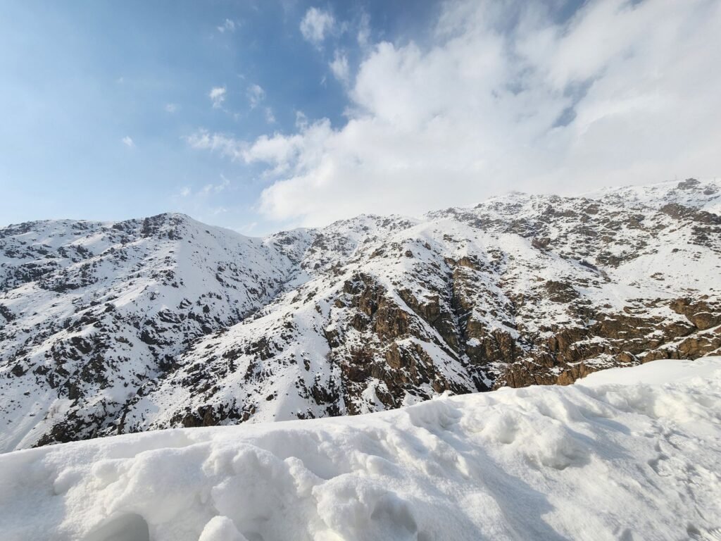 Pad van gruis en losse stenen op de flank van de Toubkal