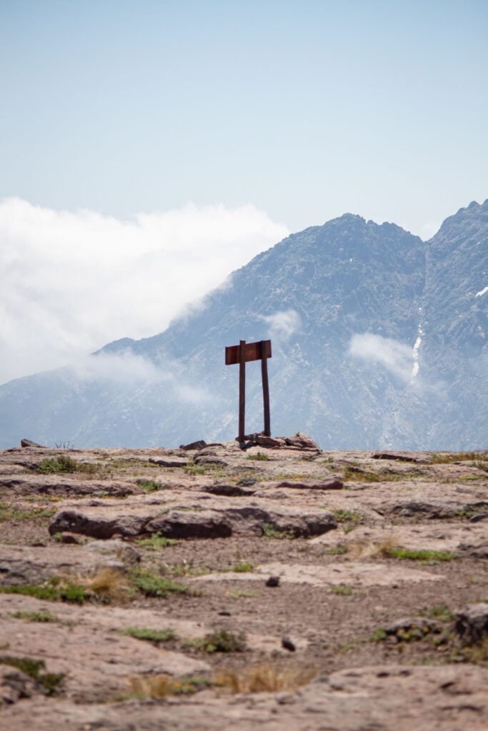 Stenen berghut op de route naar de top van de Toubkal