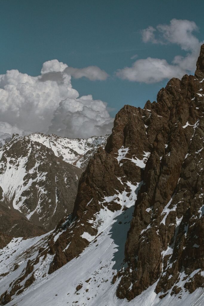 Besneeuwde toppen van de Hoge Atlas rond de Toubkal in de winter