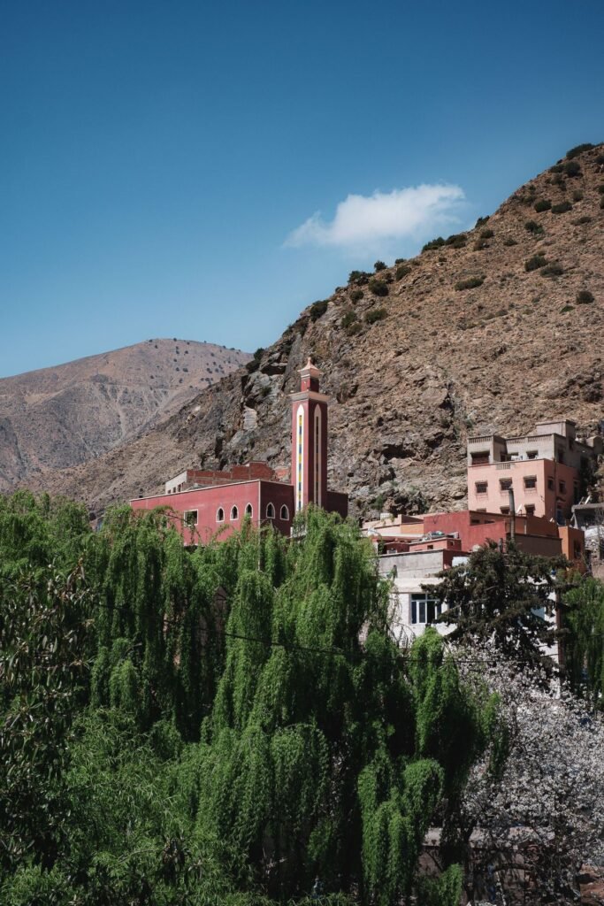 Het bergdorp Imlil tussen terrassen en boomgaarden in de Hoge Atlas
