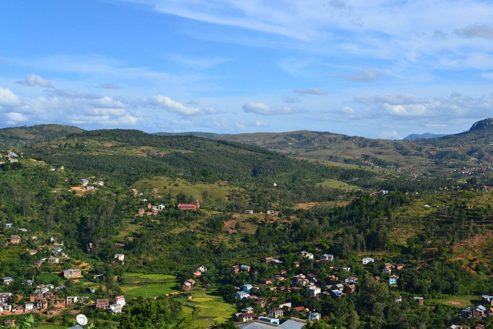 Groene heuvels en dorpen in het oosten van Madagaskar