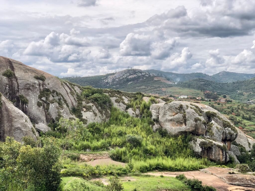 Granieten rotsen en groene heuvels in het hoogland van Madagaskar