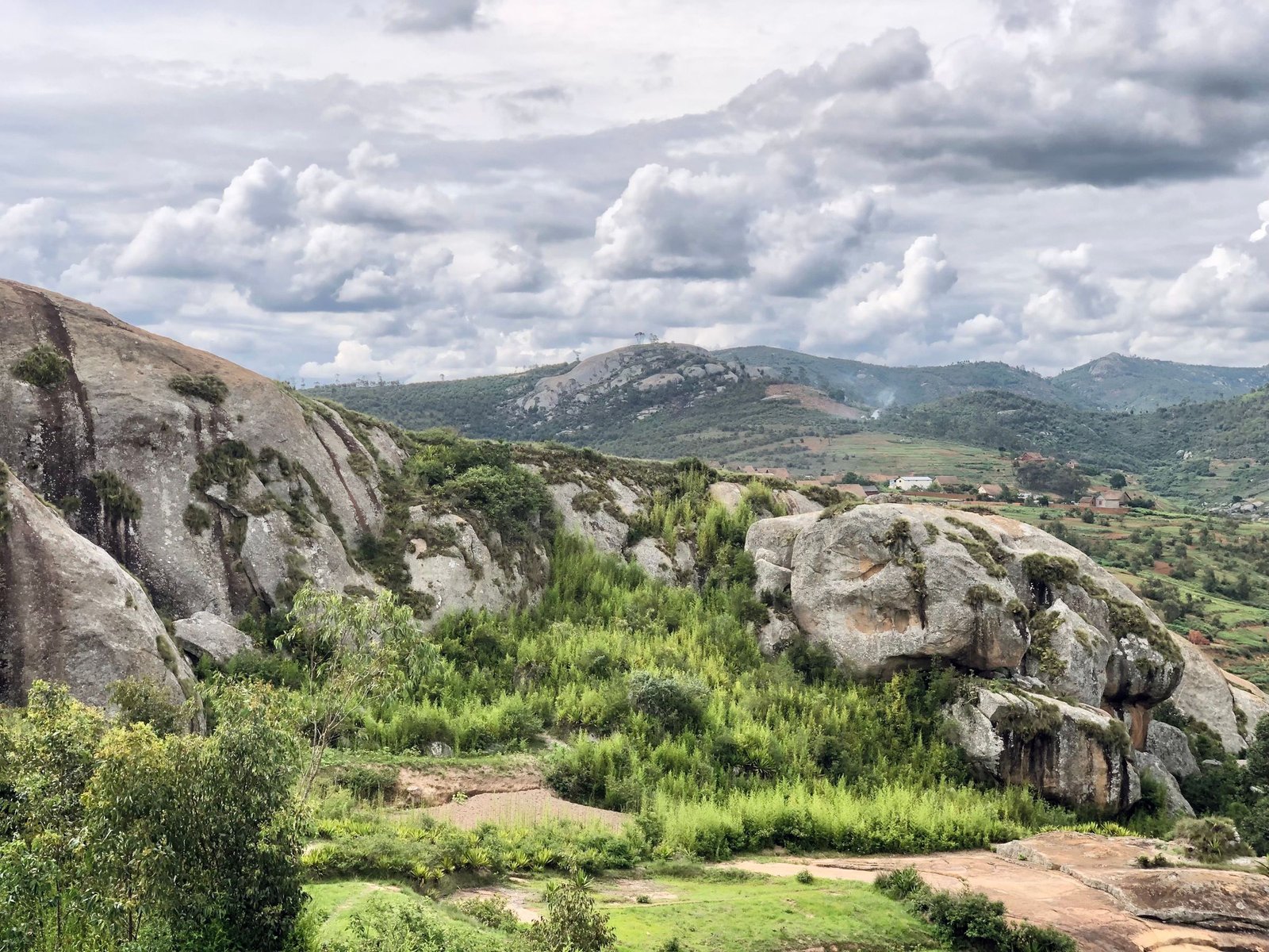 Granieten rotsen en groene heuvels in het hoogland van Madagaskar