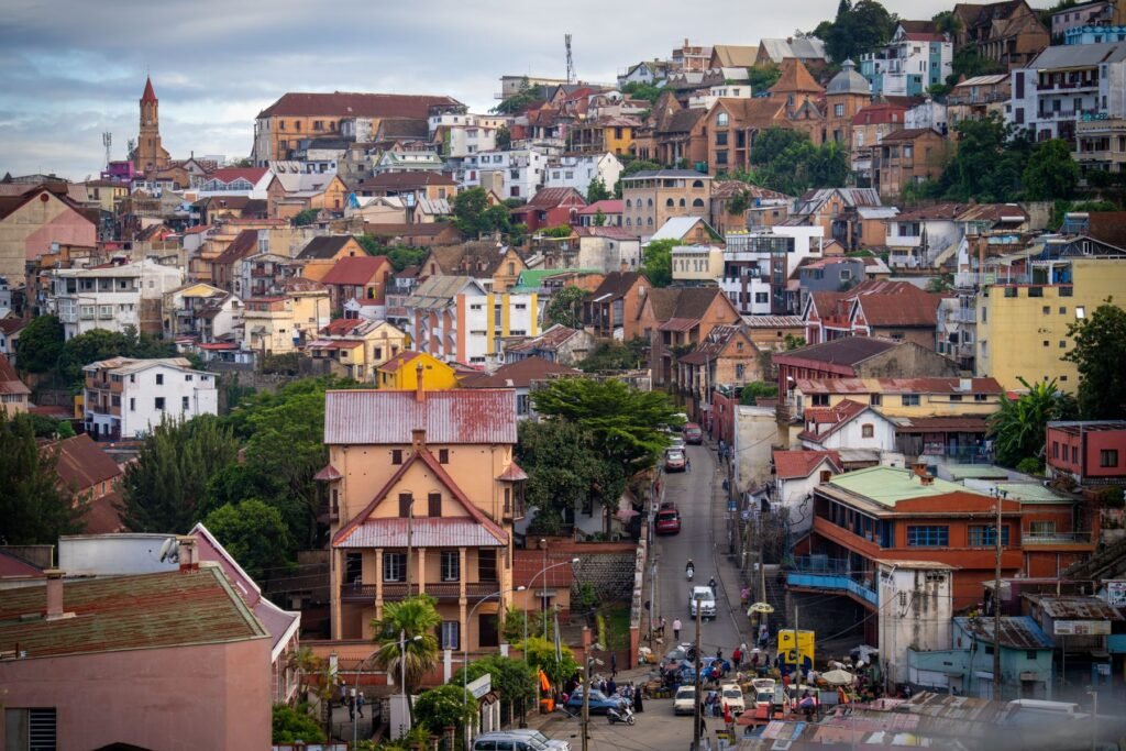 Huizen tegen de heuvels van Antananarivo