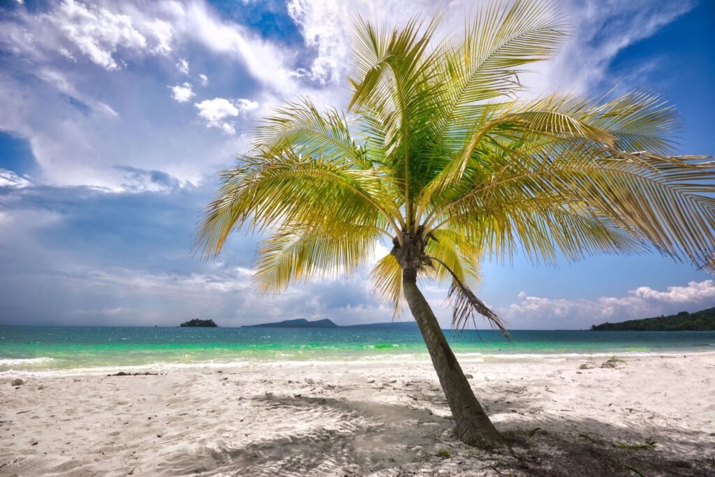 Wit strand en turquoise water aan de westkust van Nosy Be