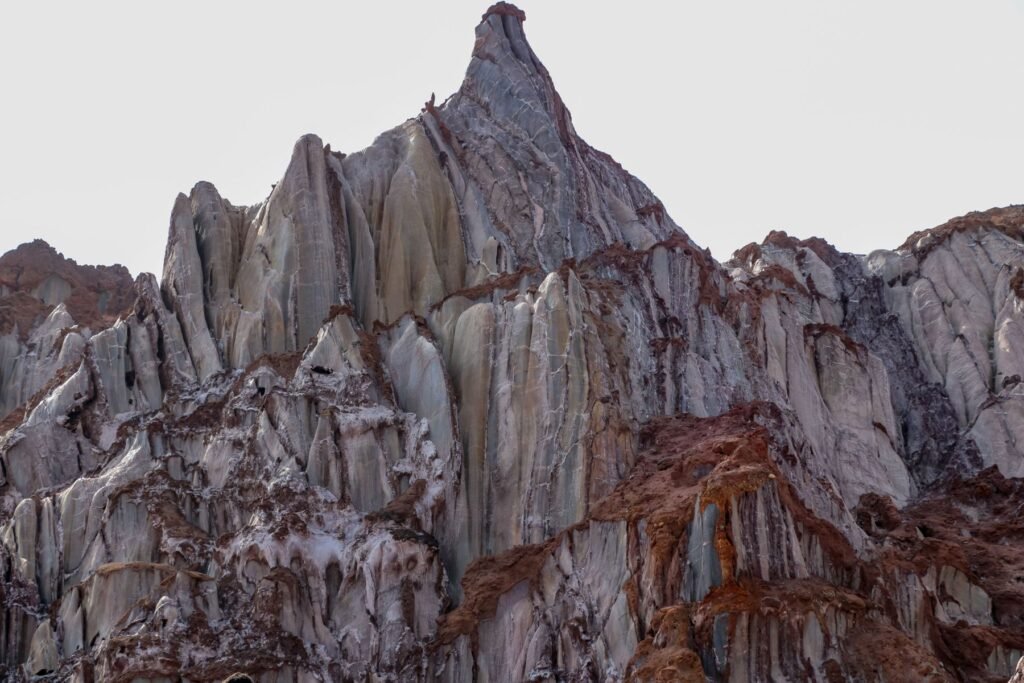 Steile kalksteenwanden langs de rivier de Manambolo bij Bekopaka