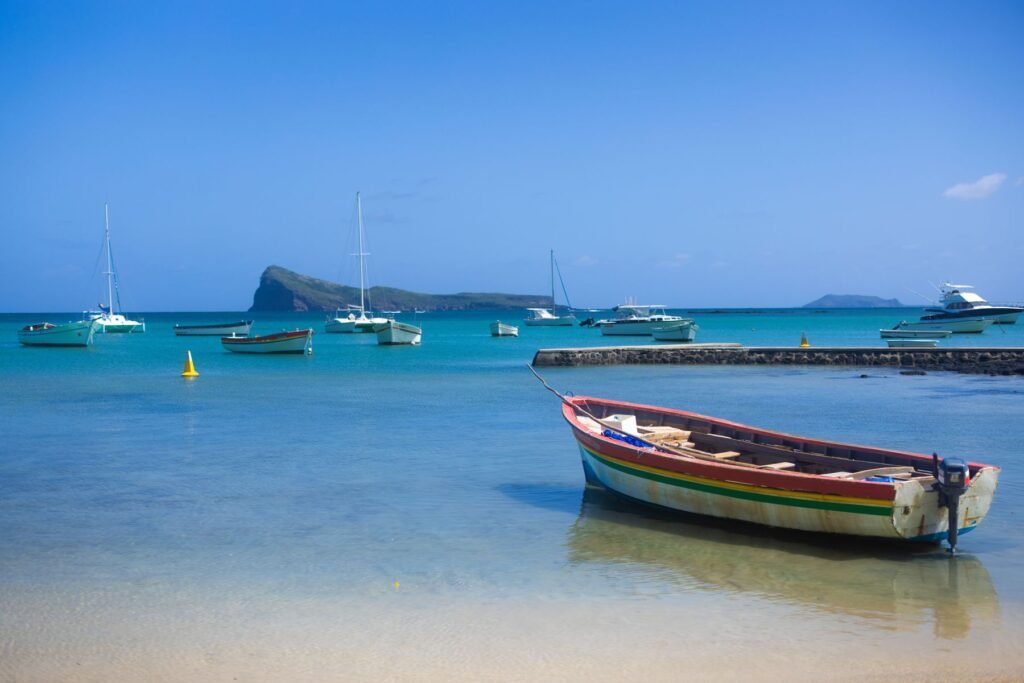 De baai van Grand Baie met catamarans en vissersboten aan het eind van de middag