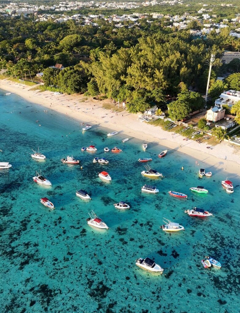 Het kerkje met het rode dak in Cap Malheureux, in het noorden van Mauritius