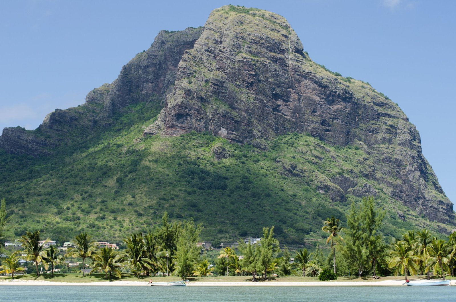 De Le Morne Brabant achter een strand met palmbomen