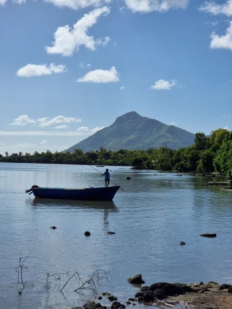 Luchtfoto van de westkust van Mauritius met lagune en bergen
