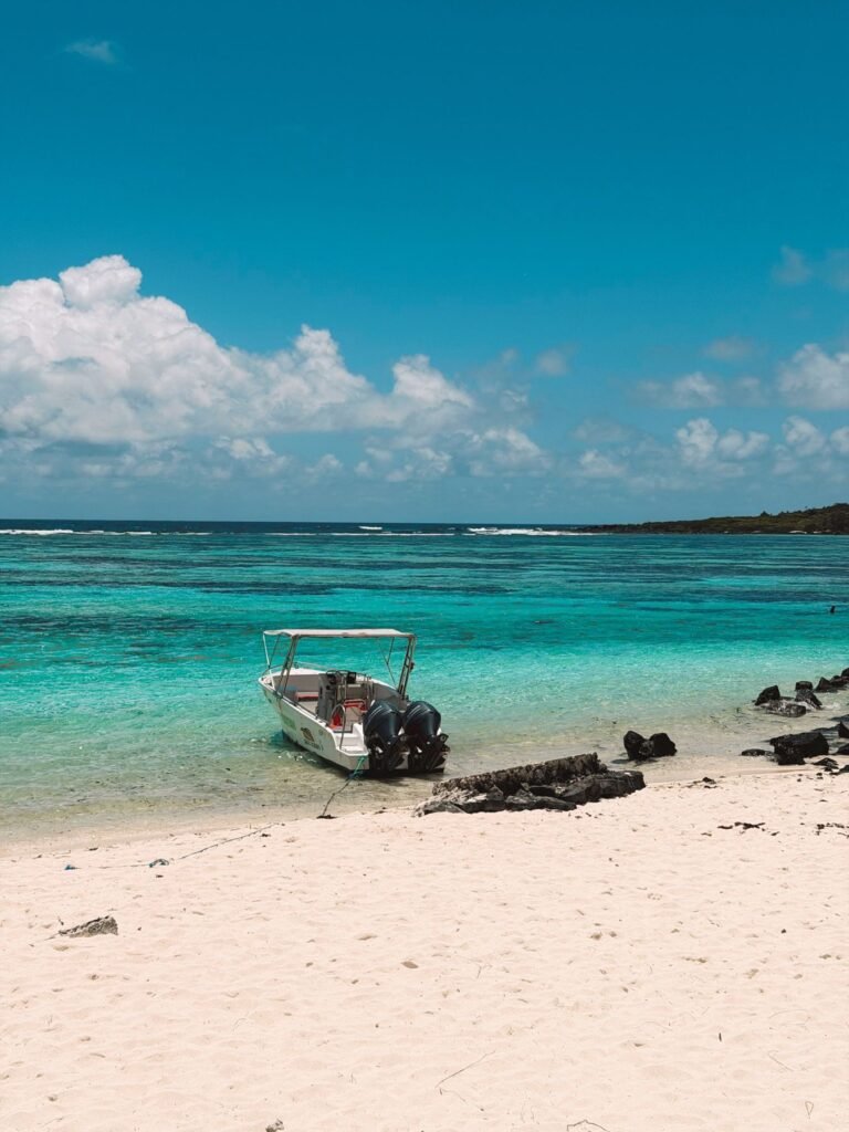 Het brede strand van Belle Mare aan de oostkust van Mauritius