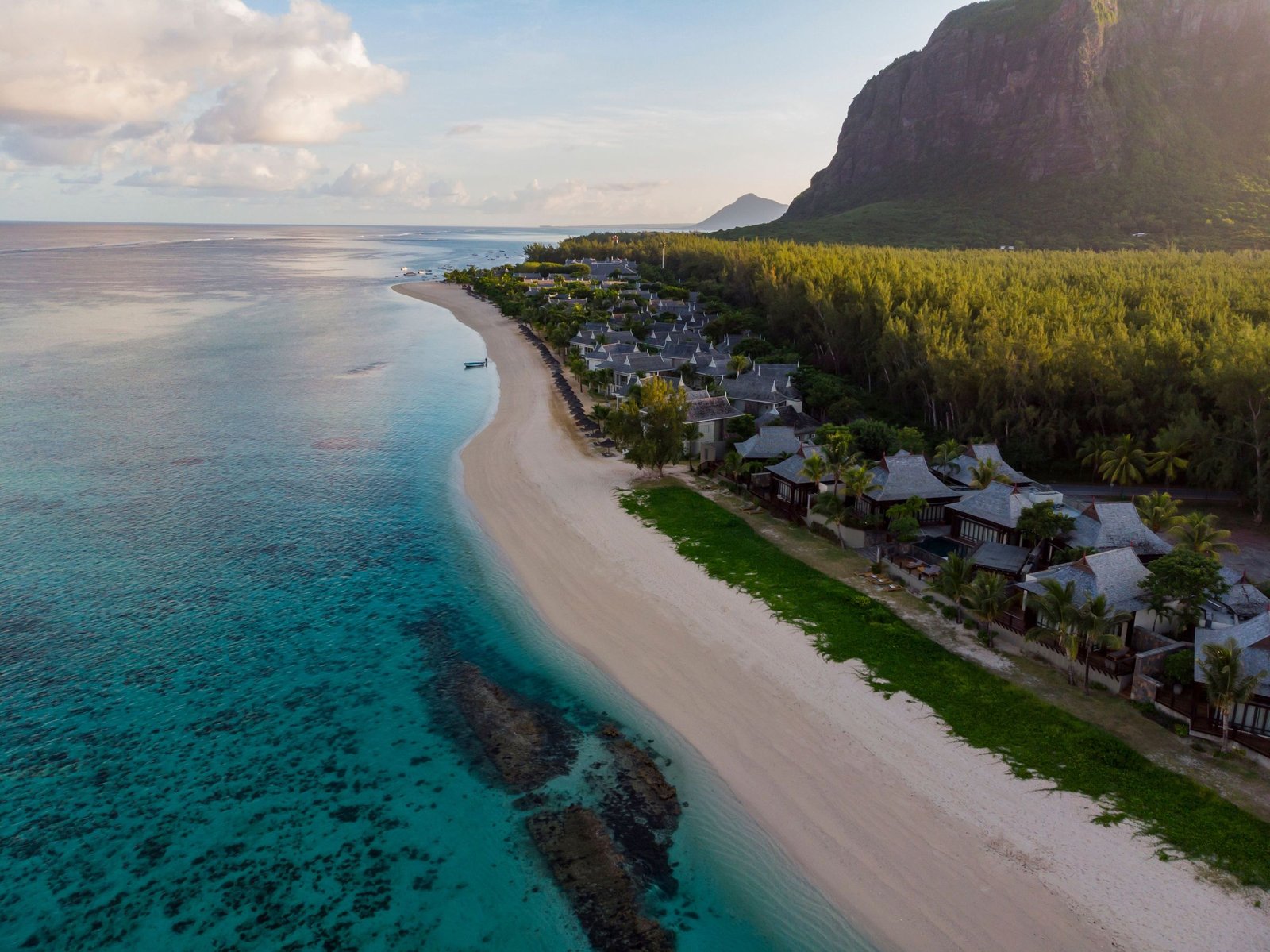 Luchtfoto van het strand en de lagune bij Le Morne Brabant