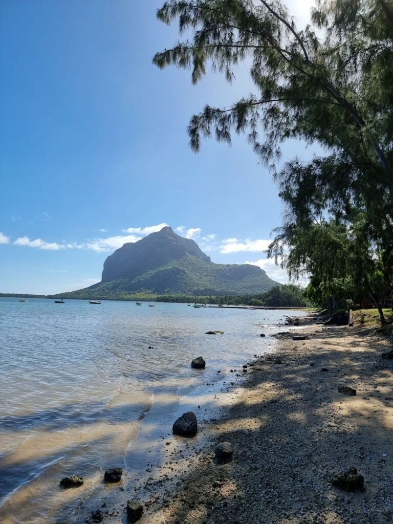 De kustweg naar het schiereiland Le Morne met de berg op de achtergrond
