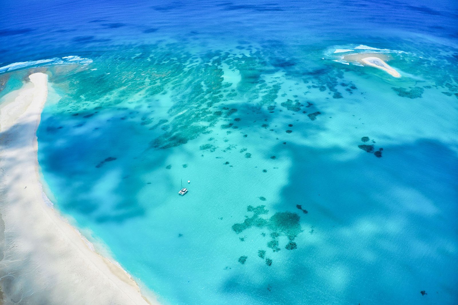 Luchtfoto van een zandbank en het rif bij Mauritius