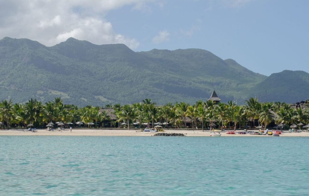 Zonnige kust van Mauritius met palmen en een kalme lagune