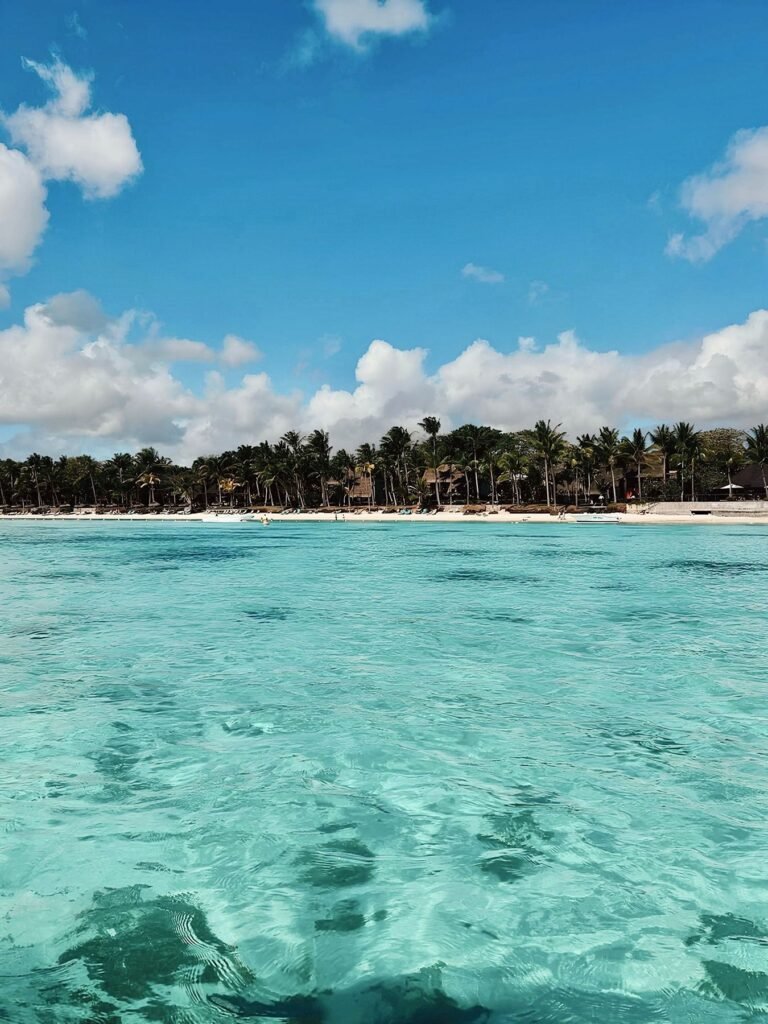 Donkere stormwolken boven een tropische oceaan