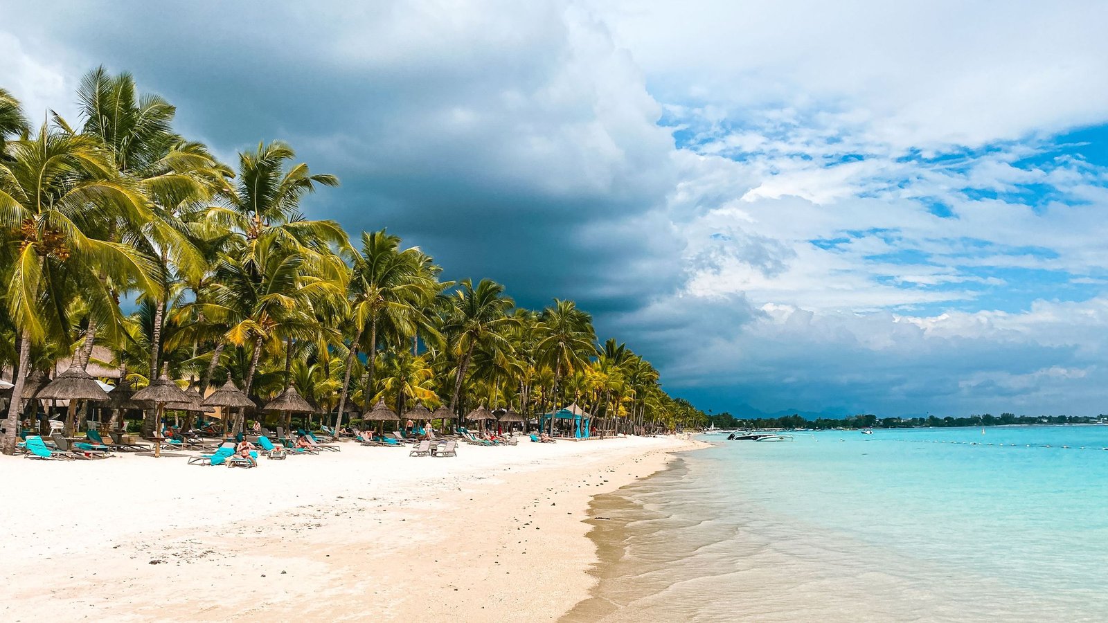 Het strand van Trou aux Biches met palmbomen en turquoise water