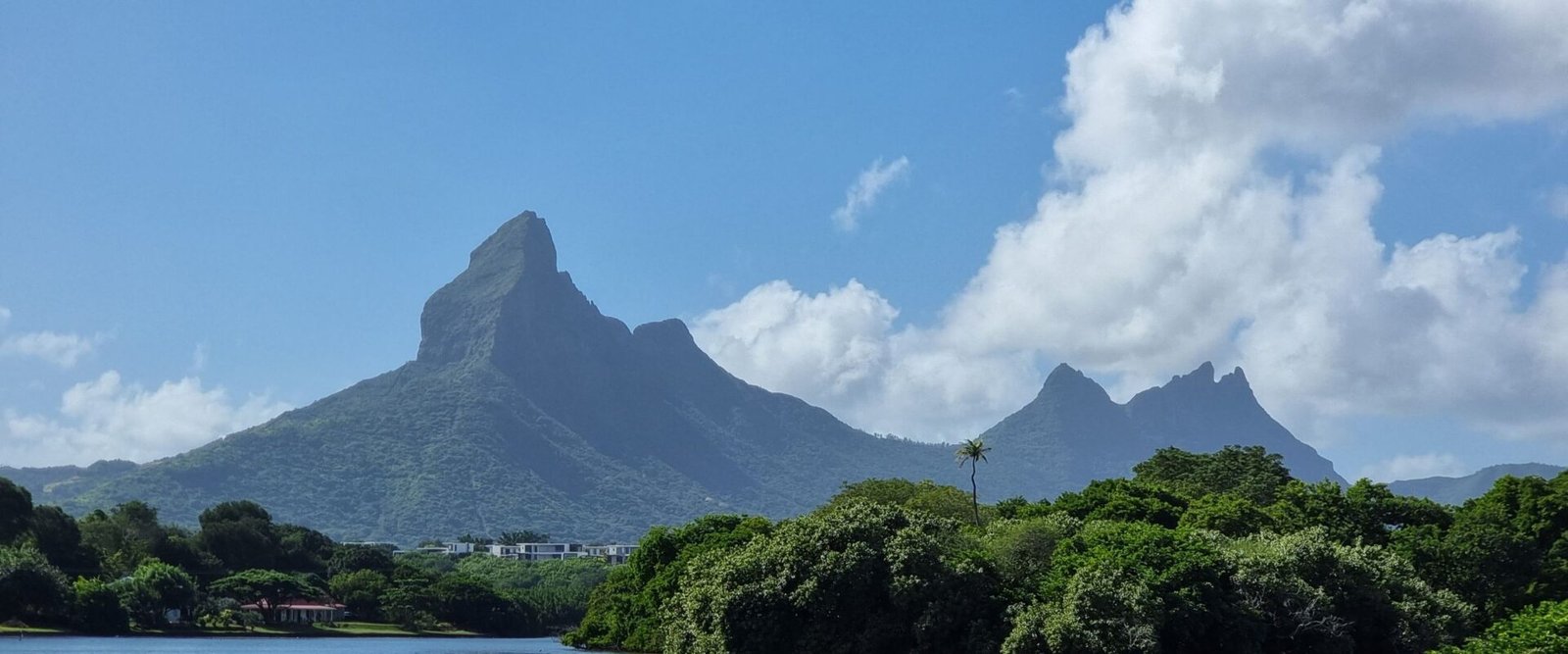 Rivier met de bergen van Mauritius op de achtergrond