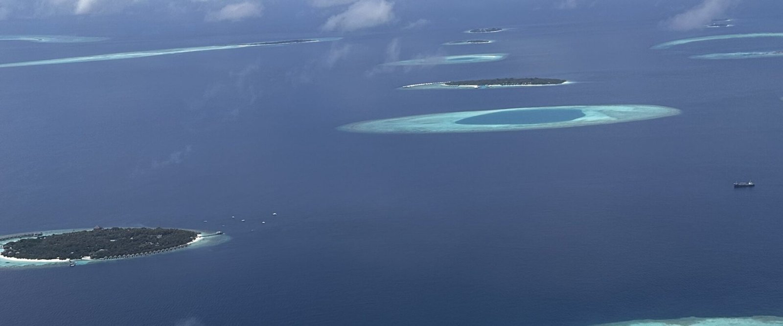 Luchtfoto van atollen en lagunes in de Malediven