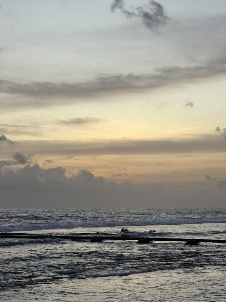 Bewolkte lucht boven de zee in de Malediven