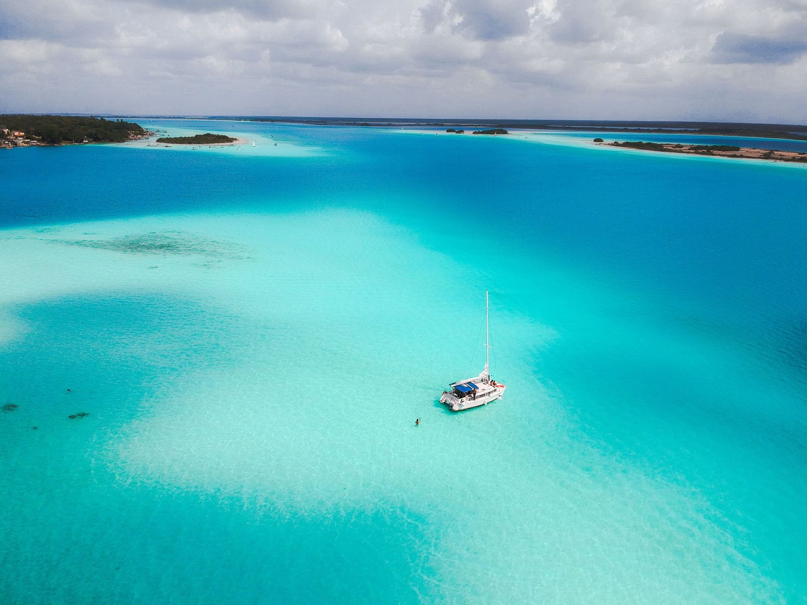 De lagune van Bacalar met zeilboot