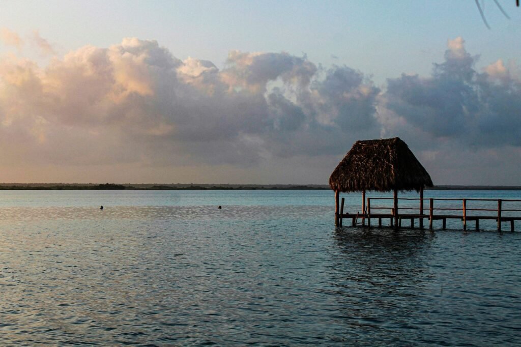 Steiger met rieten dak in Bacalar